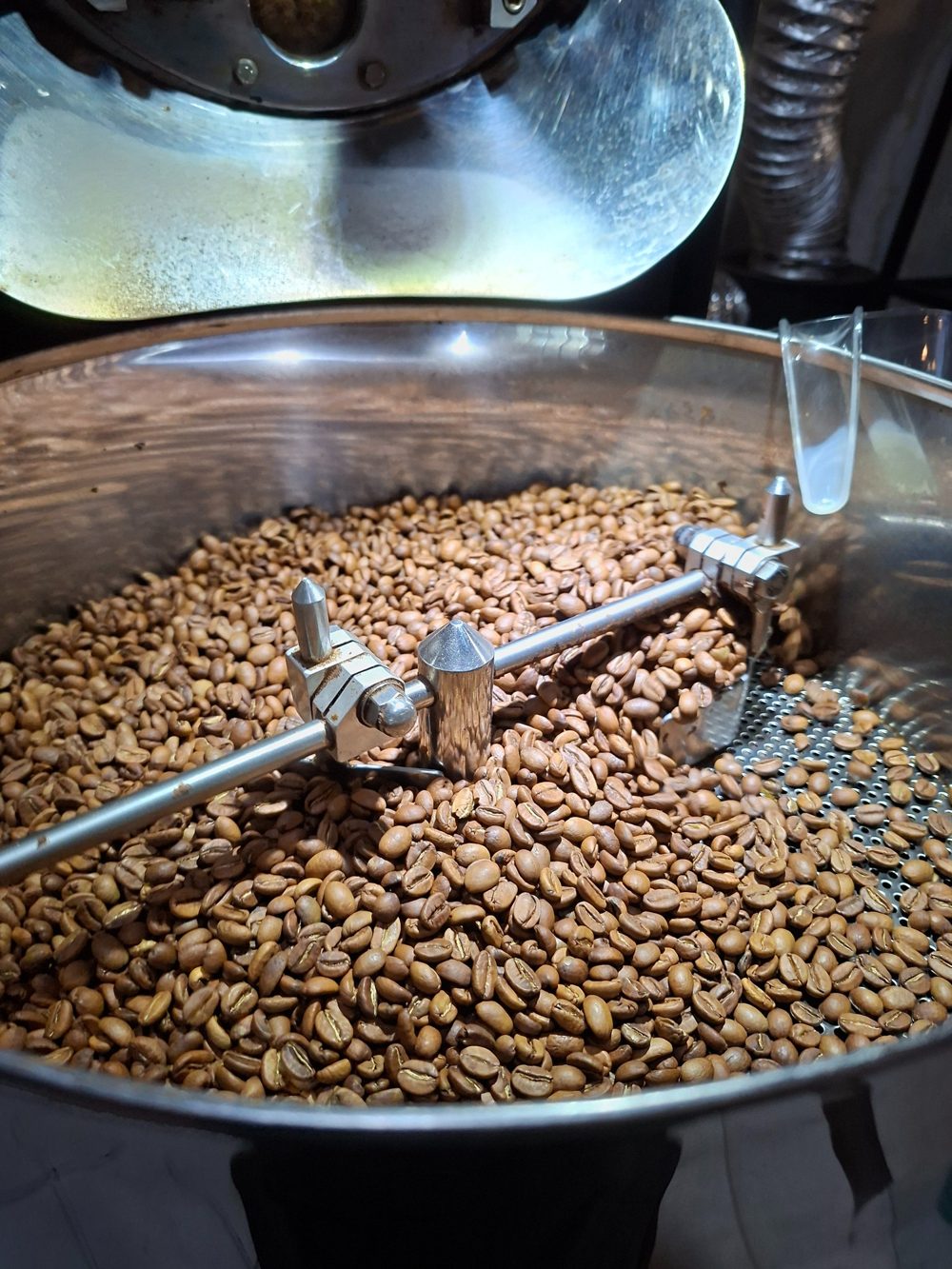 Biji kopi di dalam drum roaster Triton